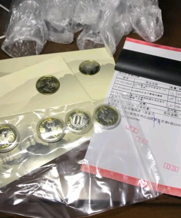 一直想弄一套生肖纪念币玩。都太贵了，这次第二套的便宜点，就先弄几个便宜的留着了。反正是玩