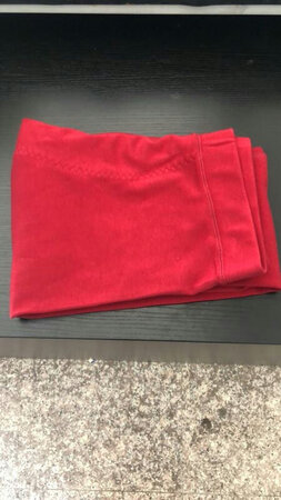 衣服质量很好，颜色也很正，料子很舒服