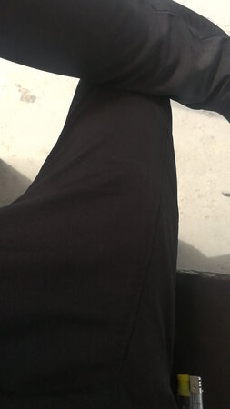 快递挺快，裤子质量不错很好。穿上真是凉快，比牛仔裤强太多了。五星好评