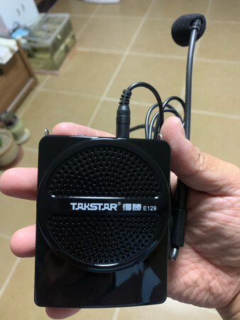 外形外观：精巧
做工质感：细腻，大方
音质音效：音质可以，只不过麦克靠近会有很大啸叫，头疼一阵子
安装难易：很简单，方便
找了好久，对比，综合购买量，用户口碑，性价比，投诉情况总结，终于选定这款扬声器，希望给我力量，让我五十三天一直坚持下来。购买前看了许许多多类似款产品，纽曼，飞利浦，联想……，最终德胜这个名字的口碑战胜了其他品牌，销售量够大，差评相对最少，咱就抱着试试看的态度买两个，希望不辱使命！谢谢