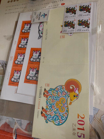 本命年一定要买一些有价值的物品收藏。可爱的猪宝宝邮票，图案装饰非常精致，值得拥有