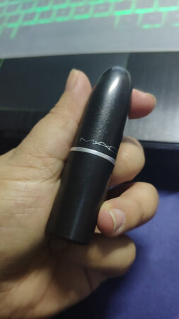 滋润不油腻，味道还是一如既往的巧克力味~超级好闻，比较好上色，持续时间长，薄涂厚涂都很好看，觉得抹上不干，超级百搭，小清新御姐风都很hold住，持妆效果挺好的，无限回购的**头，超级nice，好评，双十一购入价格很实惠