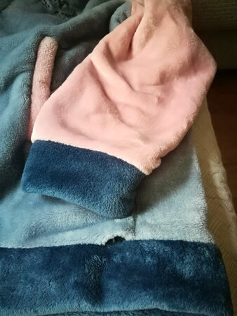 买来天气热了沒穿，收藏冬装才看到衣服脱线了。