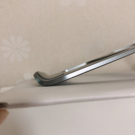 总体满意～小东西很稳当，MacBook Pro15寸放上不会晃，好多人关心下边底托就不会稳，给你们来个角度特写，大可放心用，笔记本不会滑下去，支撑角度个人习惯不同，感觉这个还可以，其实就算买了好几档调节最终常用的也就一种…主要还得是能散热～这款相对完美