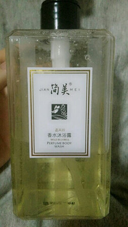 沐浴露收到了没有被压变形，也没有侧漏的现象，瓶口设计很人性化，看上去很高端大气的样子，清洁力也比较强，吸收效果很好，用上很润滑，沐浴露很香，滋养肌肤，保湿补水