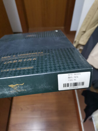 衣服很好，质感比较厚，品牌的东西确实不错，但不知道会不会缩水。