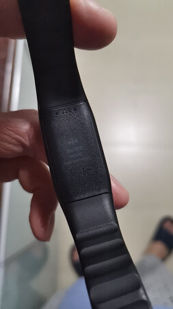 改良版的乐心手环，质量还是有了一定的提升，首先用料上比前一代要好，手环的手感要好一点。其次在显示上提升了，能竖式显示，方便观看。设置上也有更多个性化设置，充电后也比前一代更耐用，经常点开查看也能使用15天以上。防水性能也有所提升，且价格依旧实惠。