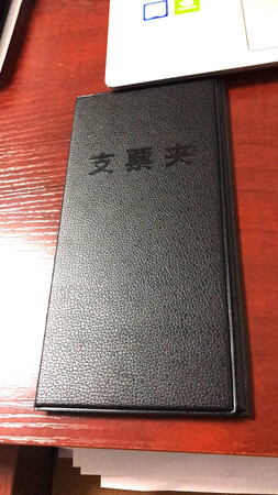 做工质感：质感很不错，看着很大气。
尺寸大小：尺寸大小正合适，携带方便。
耐用度：才买来，还没有怎么用，用了以后再评价。
产品设计：产品设计还行吧，十几块钱的东西也可以了，正常使用还是没问题的。
其他特色：京东物流很棒。