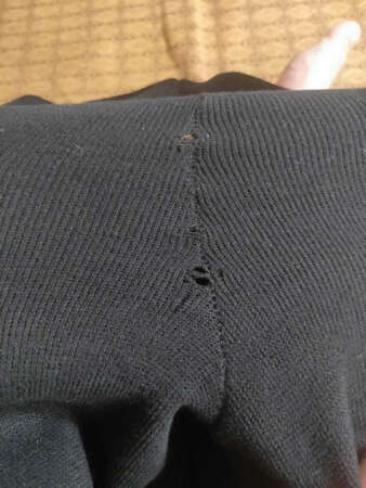 服务不说什么，没的说。衣服质量太差，换了又有窟窿，裤脚还有大小
