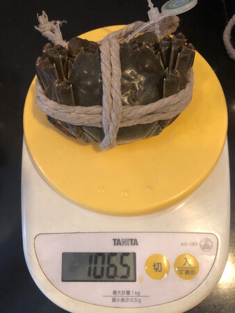 螃蟹收到，严重缺斤少两，3两半的公蟹，连绳不到3两。商家应该是明知故犯，一投诉马上说退一半钱，再坚持马上说退全款。但是根据消保法，应该至少要赔偿500元。大家收到螃蟹要每个称一下，不足可以投诉。不要让不良商家再坑害消费者。
