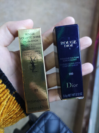 一次买了两管，感觉还可以吧，挺滋润的，这俩颜色还比较接近，女生口红缺不了，感觉我作为一个女生七八管口红真的算少了，可是真的用好久都用不完哪。?真的想知道那些家里跟仓库一样的姑娘，口红真的不会放过期吗，哈哈。