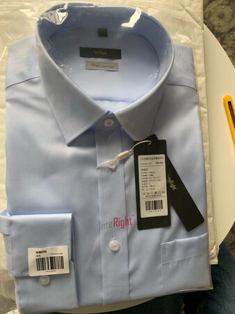 一直在买这个牌子的服装，每一次都很满意，这次也不例外。衣服合身、舒服，看上去精神。