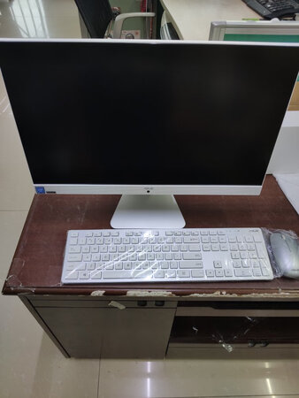 外形外观：简单 大气
产品包装：包装完好
屏幕效果：显示艳丽
性能配置：个配置 办公娱乐够用了。