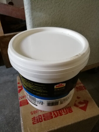 物流很快。白色的乳胶，没什么味，粘木质品很牢固。