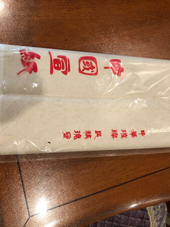 第一次买生宣纸，孩子美术老师要求的，用来写毛笔字，画国画，一份有点多了。反正也不贵，确实是京东里价格最优惠的了，三尺的回来自己裁剪一下，感觉纸质还不错，柔柔软软的，希望和那些贵一些的质量差不多，实在是不会分辨，用后在评价！