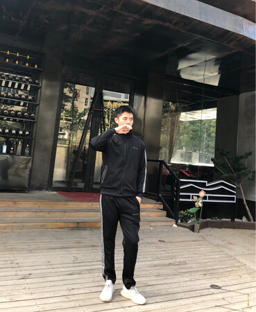 特地买套装来穿的 出门直接套不用考虑搭配！质量OK啊 洗了穿的，料子不错穿着蛮舒服的～183 130这个码合身