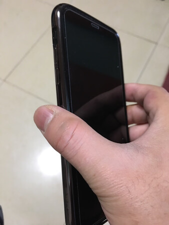 很厚实。应该不怕摔，电镀黑显得很好看，比纯透明的好。