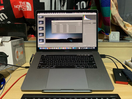 又打电话又发短信追着要好评就没意思了。

风扇声音很大，散热效果很好。环境温度30度，MacBook pro 批处理图片时D面已经达到长时间手摸可以忍受的温度。线材整理孔设计的也非常好。

建议增加风速调节功能和风扇开关。散热虽好但声音太大，平时没必要