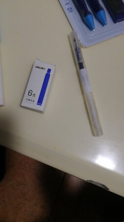 字迹粗细：粗细正好，
做工质感：质感不怎么样，笔帽光秃秃的，携带不方便。
手感：手感很轻