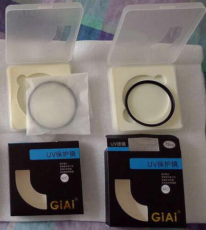 透光很好，看着就透亮，防水防刮效果如何得再用用看才知道。放滤镜的小盒也很好，方便携带，也有保护作用，还加了个小塑料袋防止污染。