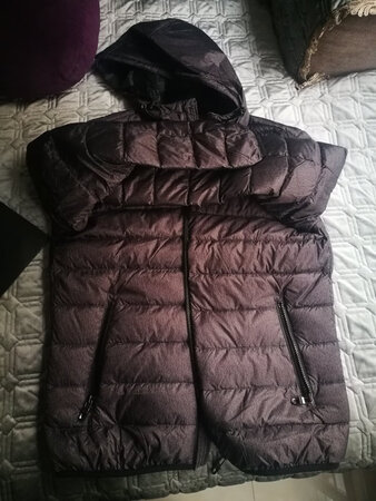 物流迅速，衣服质量不错，就是比正常的号小一点点，不错啊。