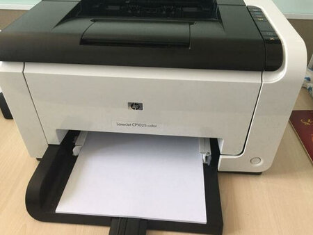 产品包装：装包装箱， 完好无损。
外形外观：小巧玲珑，白色好看，就怕不耐脏。
打印速度：简单和颜色较少的图片打印速度还可以。
打印效果：比手头佳能的喷墨打印机好100倍！基本还原本色，很满意。
操作难易：简单易操，基本小白即可上手。
其它：放纸盒突出机子，稍微有点碍事。