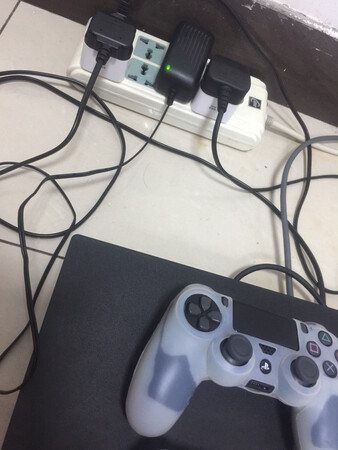 ps4pro插头转换器,使用效果不错，质量不错。
外形外观：全新
安全性能：使用很好
产品质感：使用很好