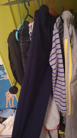 这个裤子摸着舒服，碰上打折，又便宜又好穿，孩子3岁半，还没穿，因为腰太粗了，穿上掉下来明年夏天试试。颜色还是很好看的，不知道穿上怎么样，哈哈哈。京东购物就是快，家里书、玩具、电器都是京东购买，送货快售后好，我爱京东。