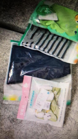国庆假期温度降得太突然了，匆忙给孩子选衣服，买薄的穿不了几天，买太厚的又穿不了，一件一件看，还得看清楚里料的细节才能确定薄厚。最后抱着尝试的心态选了这件，收货后一试真的非常合适，布料很柔软，裤腿也不窄，里面还有一层薄绒，穿着也很好看，感觉迪士尼的衣服总能买到一件适合的，都买了N多件了