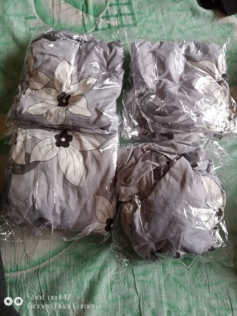 清洁难易：布料很好轻易方便
大小尺寸：做工很好，有弹性，尺寸合适
其他特色：花色很好，与凳子很搭配
