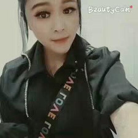 这款面膜是我用过的最好的一种面膜精华很多的，用了之后皮肤嫩嫩的白白的，以后就用他家的面膜