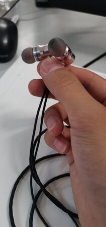 舒适度：这个耳机带着不顶耳朵，长时间带耳朵不会很疼，
音质：符合这个价位断的，中听
做工：线材很有质感，很轻，这个很满意。
此外赠品的收纳袋很好，皮质的，有心了。3.5mm耳机孔还有套套。赞赞赞
用了优惠券加京豆，便宜的很呢！！值得购买，很满意的一次购物
