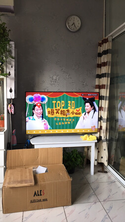 特地看了几天才来评价的，开始出现点小问题联系客服很快解决了。总体来说不错。屏幕够大，画面清晰，音质够好，节目也多，功能强大，我用的是无线，方便，这下不用拖线啦！最满意的是想看什么电视喊一下小维就可以啦！太方便啦！超级棒