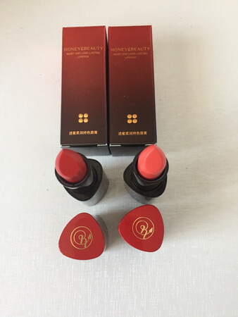 产品质感：口红包装设计外形流畅，性感，拿在手里很舒服 产品颜色：正红色是每个女人必备的颜色，大气显白，这款颜色很正点 持久效果：这款口红持久度还是比较高的 滋润效果：亲测滋润效果非常好，不干不起皮 个人觉得比较适合白皮，总的来说推荐这款口红，性价比很高还很好用。