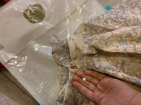才剛收貨拿出衣服，連試穿都還沒，領口的珠子就掉了。