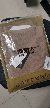 看来看去还是选择了南极人的毛衣，性价比高，质量再同价位的来说是很好的了，毛衣收到了，本人1.75米，150斤。客服推荐的XI码试穿后大小合适。毛衣摸着很柔软舒服。织的很细密，保暖效果很好。领口，袖口处收口很有弹性，设计的很合理。水洗第一次没有出现掉**况。很满意的吧！