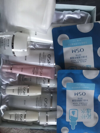 感谢商家给了好多正品 头一次用欧诗漫品牌 刚刚用了一下感觉不错 推荐购买