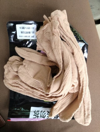 老人年纪大了，脚容易肿胀，特列喜欢松口袜子，穿起来没有勒脚感，偶然机会凑单看到了这种袜子，想抱着试试看的心态买的，没想到收货后特别意外，特别惊喜，老人穿上以后赞不绝口，袜子穿上特别舒服，没有束缚，不勒脚，这次活动价买的价格也不贵，以后还会继续购买，怕勒脚人的福音