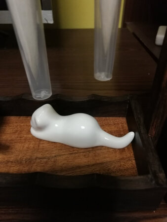 收到这个笔架，大爱，简单好看！安装简易，很容易就安装好了。笔架带有淡淡的木香，是实木。笔架能挂10支毛笔，底部也可以放笔盒，笔托。放在书桌上，不占地方，可以说实用的非常强。超级满意这个笔架。包装很好，次日送达！