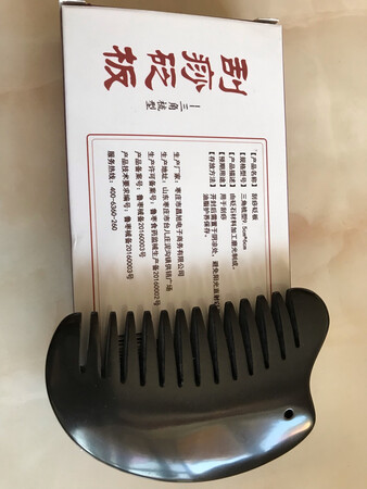作为四件套一起购买，该款三角梳有一定的厚度，和刮痧板类似，不同的是三角梳带有齿痕，可用来梳头，也可以进行头部按摩。产品质地柔润，打磨很光滑。梳的另一侧厚重，可根据个人的实际需求进行不同部位的刮痧按摩。平时可随时拿来按摩，确实容易使用。