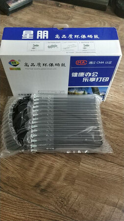 据介绍，此硒鼓容量超大，三倍于别的普通硒鼓，价格又很公道，立刻入手一个，第二天就收到了，真棒。