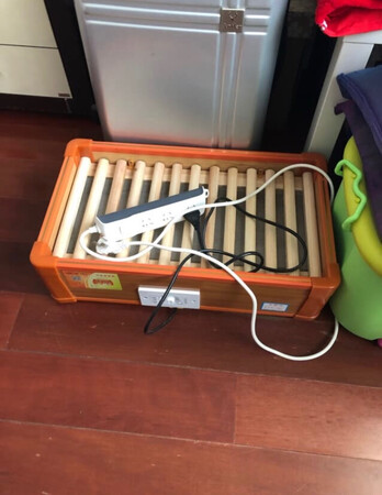 耗电情况：用了大概一天整，电走了2度不到。期间电脑手机一直充着电
外观设计：外观整体满意，外面做着挺精致。
静音效果：毫无噪声，相当静音啊！
取暖效果：取暖效果非常不错，从脚暖到身上很满意需要搭配毛毯使用
安全设计：有回路装置，漏电直接回路跳闸