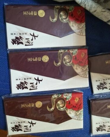 京东经常搞促销活动，价格极其不稳定，忽高忽低。趁搞活动便宜的时候多买了一些，留着给公司送礼用的。蟹自古以来就有四味之说，大腿肉肉质纤细。秋天是吃螃蟹最好的季节，黄多油肥，秋天跟吃螃蟹是最配的一件事。物流速度很快，东西非常高端大气上档次，卡很精美精致，非常棒的一次购物体验，一直都在他家买，已经买了很多年了，继续支持下。