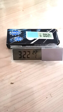 货品收到物流挺快，东西还可以，没有装上车待明天装上车试用一下，吸盘不是那么很好用，长时间会，自动脱落，温度计不是那么很准确