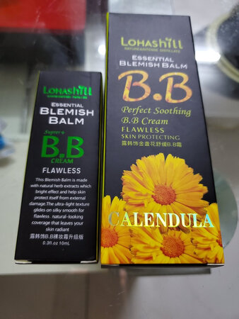 外形外观：挺漂亮的外观包装，
产品质感：以前不知道这个品牌，也不了解产品质量怎样，后来在朋友的推荐下试用了一回，BB霜的质地不错，容易推开不油腻。
遮瑕效果：遮盖的效果很好，能够和本身的肌肤特别好的贴合，没有丝毫的违和感。
保湿效果：保湿效果很好。