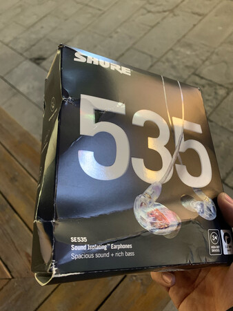 做工质感：做工质感一般，线太烂，戴着很难受，比起先前买的IE80，感觉就跟个假货一样
音质音效：人声塞，低音比起IE80差很多，但是耐听，时间久了不累。
舒适度：戴着挺舒服的，就是线很难受，过几天小凡定制线到了再试试
其他特色：解析好，耐听，和动圈耳机感觉完全不同，估计是发声原理不同造成的。包装比起森海不是一个档次，拿到会失望。