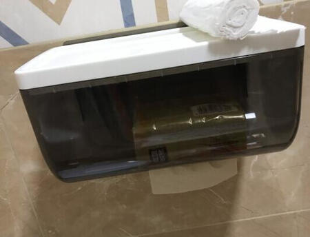 收纳能力：能收纳大圈的卷纸，有足够大的空间，超大克数的卷纸也没问题，上面小台面还可以放手机，小东西。
产品材质：硬塑料的，质量特别好，颜色也很正，跟图片的颜色相符合。
安装方式：安装很简单，免打孔，用力一摁就粘住了
实用性能：非常实用，又能装卷纸，又能放小物件，很好
其他特色：上面有个小台子很实用，质量也超级好，没有味道，实用性强。
京东物流给力，质量也很好，值得信赖。很不多