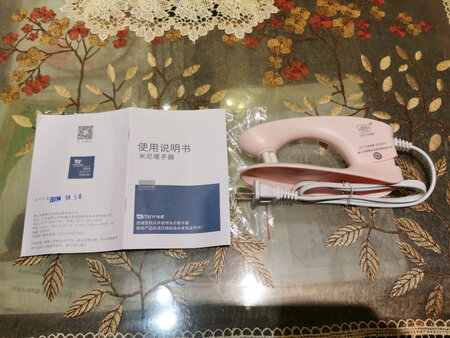 包装扎实，完好无损，因保暖效果好，已是多次购买米尼牌暖水袋了。一次充电时间15分钟，放被窝能保暖至次日清晨。暖水袋是土黄色，可以从小熊外套中取出，外套做工不错，京东物流配送又快又好，一直服务在线，满意??
保暖效果：很好。
发热时长：放被窝里，可保暖约8小时左右。
 是否安全：暂未发现问题。