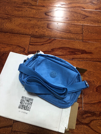 顺丰快递，包挺好大小合适，跟图片一样，跟店里买的差不多。