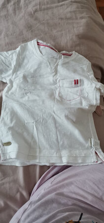童泰的衣服面料特别好，全棉柔软，适合小宝宝。夏天素色的衣服裤子看着清爽。家里老人也难得评价很高，说手感特别好，乘着打折搞活动，买了防蚊裤，
轻薄透气，不热，宝宝穿着舒服。领口有小v字设计，略有设计感。活动价太美好了，以后会回购。虽然童泰衣服款式不多，但是款款都经典